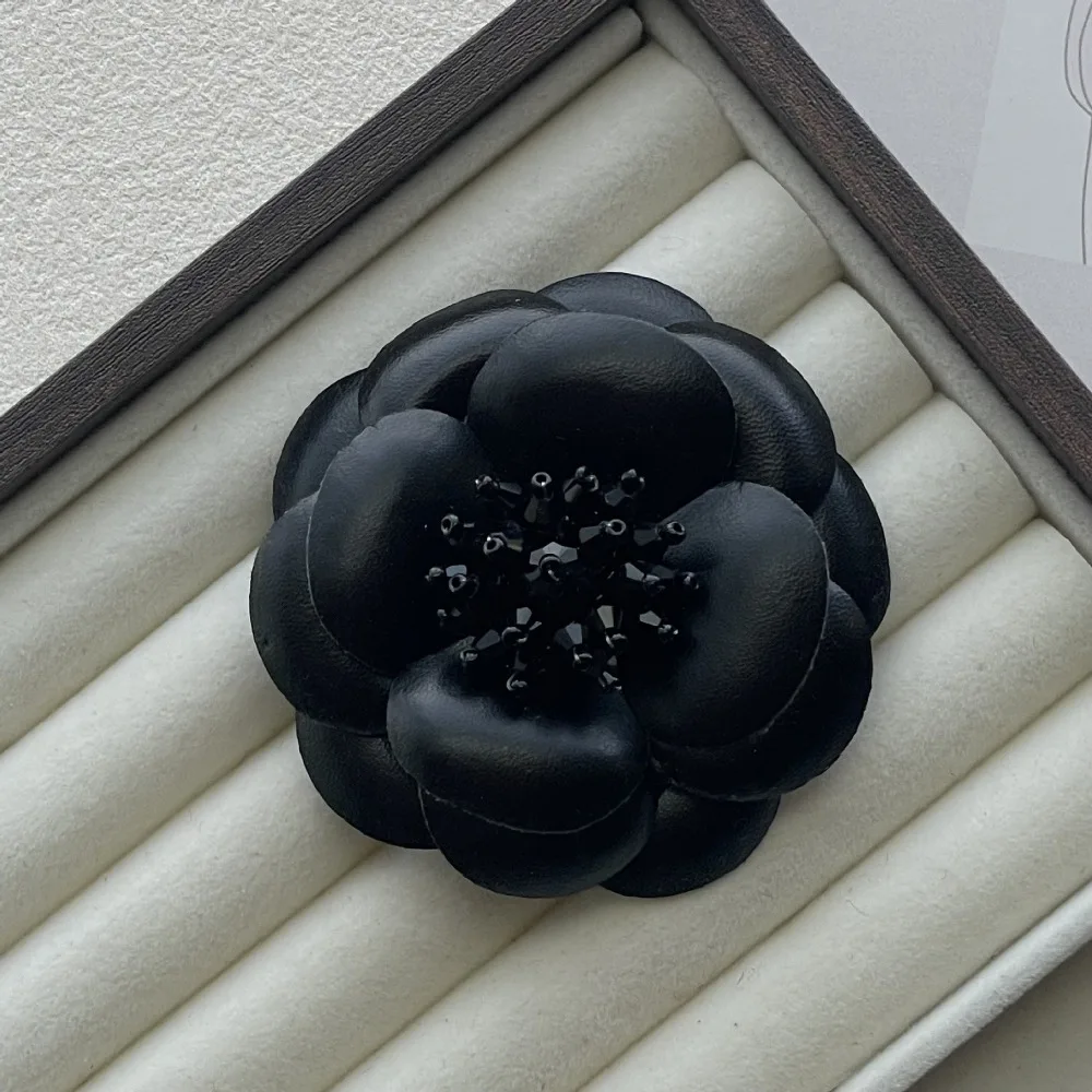 Luxury PU Leather Camellia Crystal Brooch Applique Fabrics Floral Lapel Pins Fashion Clothing Accessory Elegant Gifts for Women