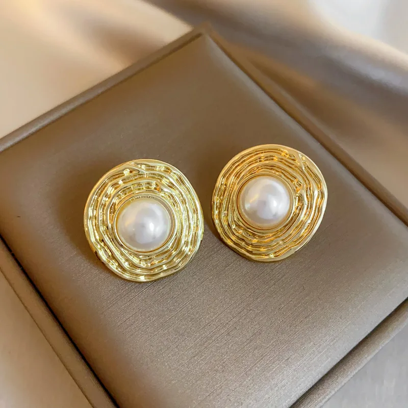 Round Simulated Pearl Metal Stud Earirngs for Female Gold Color Irregular Baroque Coiling Pattern Earrings Ear Stud 2024 New