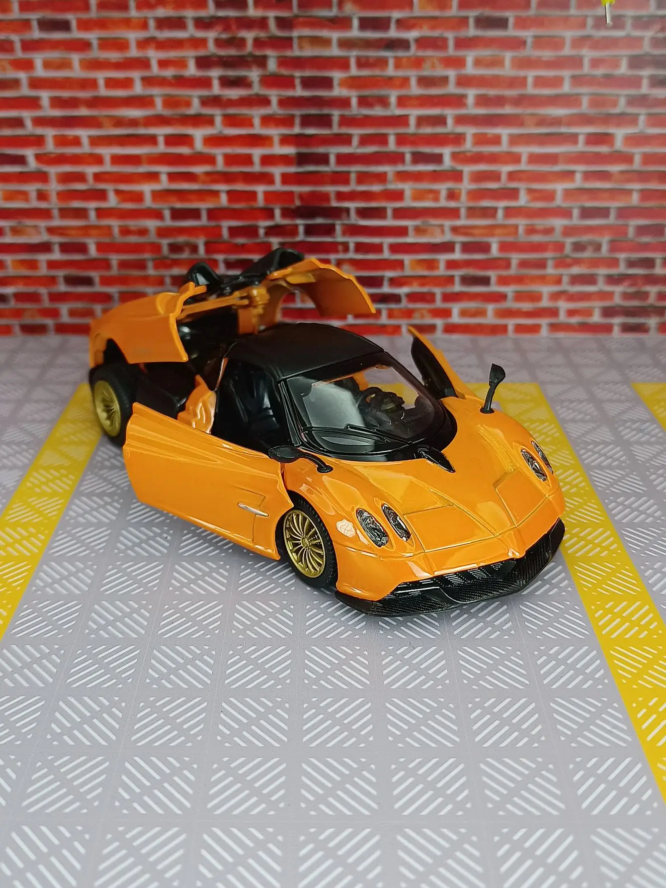 

Модель спортивного автомобиля Pagani Huayra из сплава металлов в масштабе 1:32 с функциями звука и света, богатой детализацией и высоким качеством изготовления.