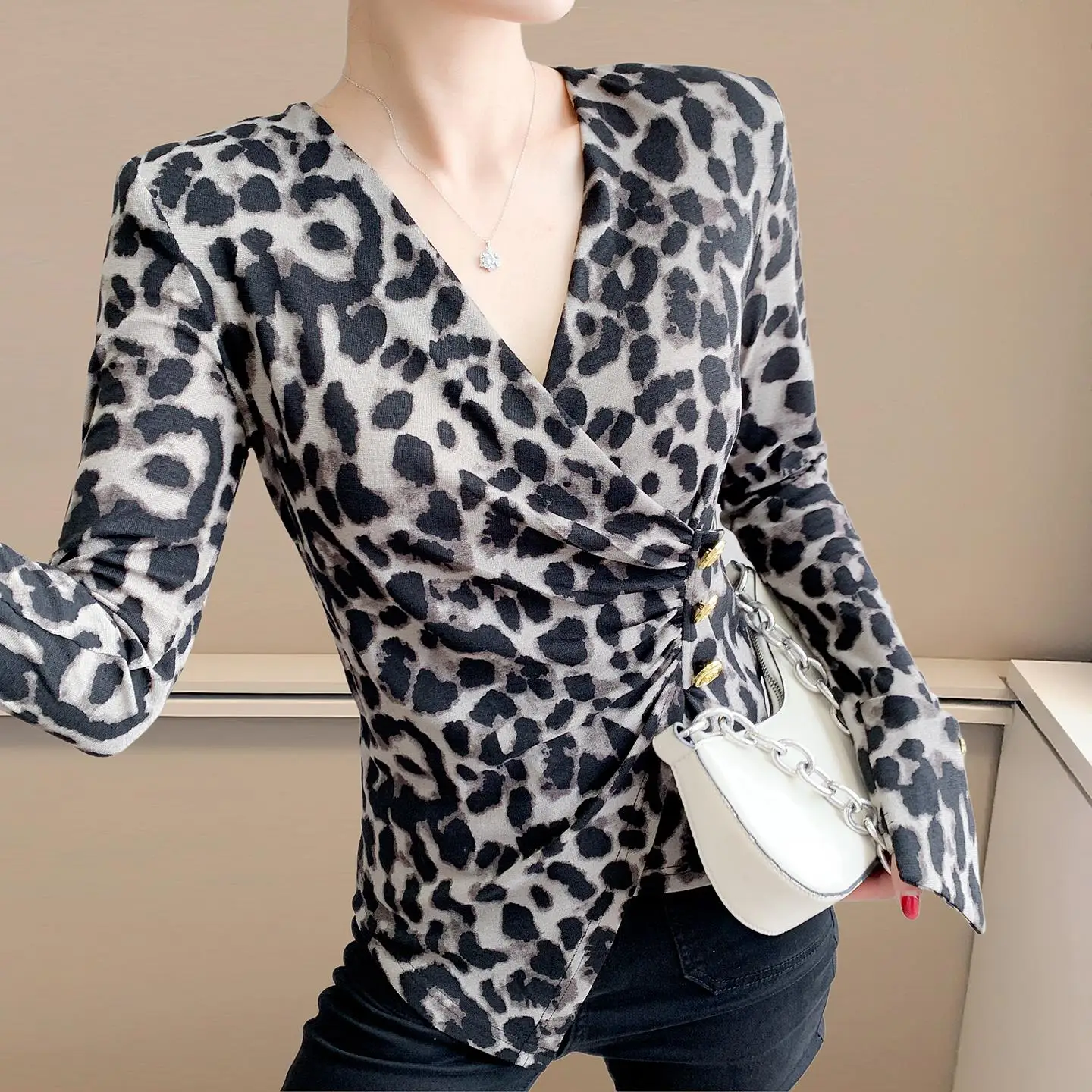 Sexy Leopard Print Slim Fit Long Sleeve T-Shirt Women's Fashion Asymmetrical V-neck Base Shirt Autumn Winter Women's Top