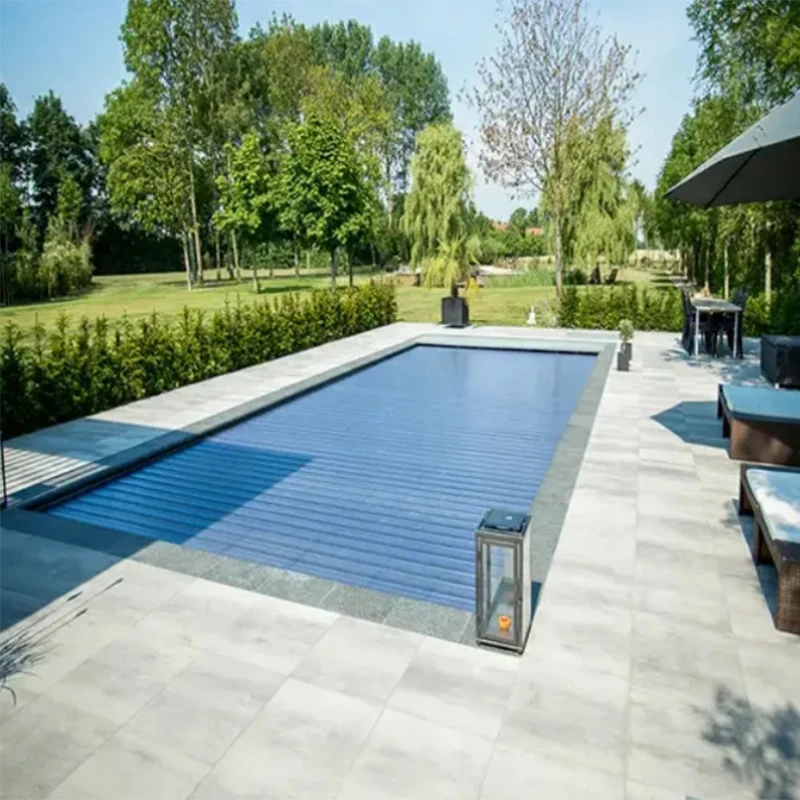 Copertura per piscina elettrica di sicurezza Copertura per piscina automatica per esterni a doghe in materiale PC con telecomando