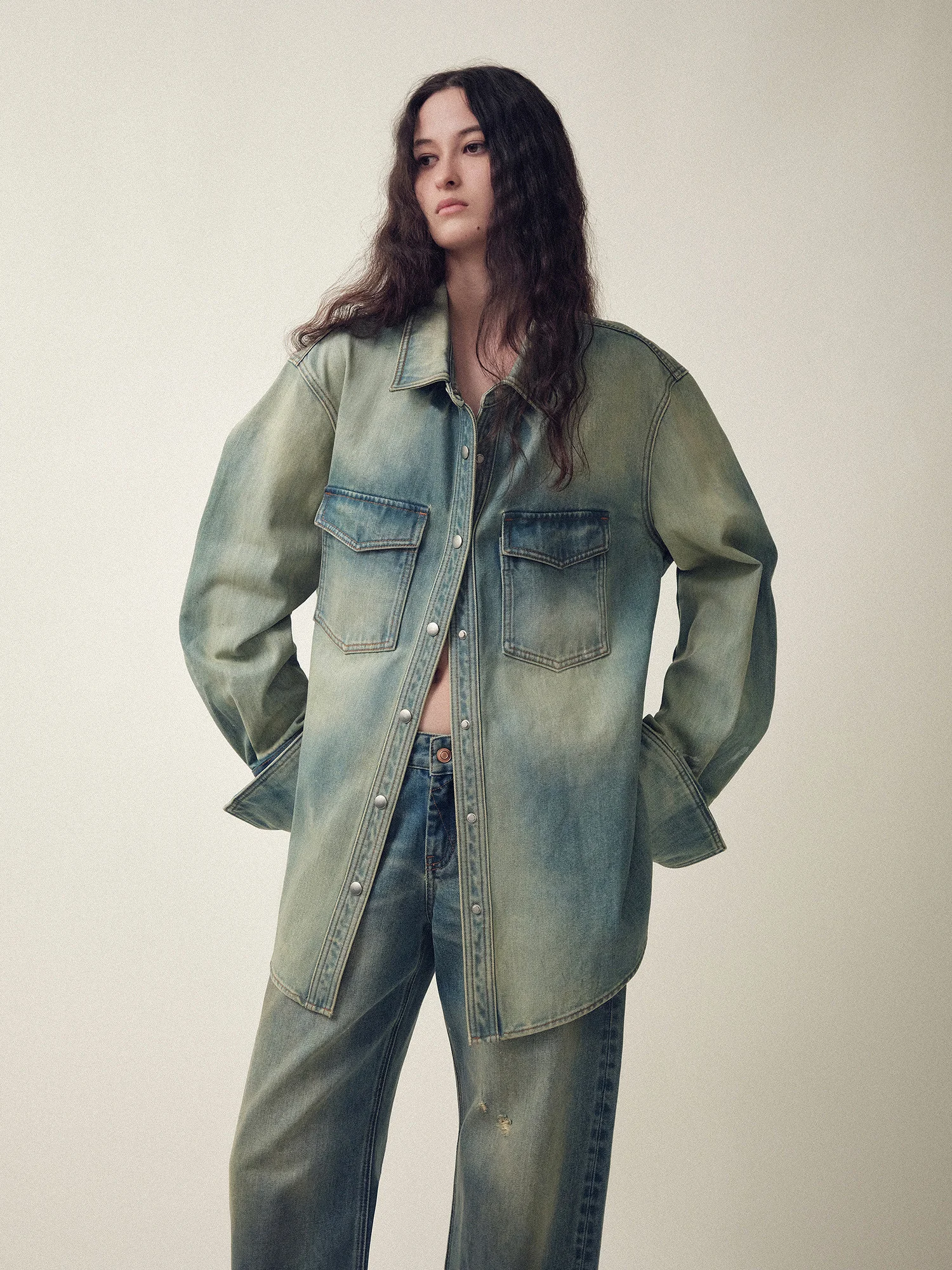 

Женская джинсовая рубашка из чистого хлопка свободного кроя с длинным рукавом на пуговицах, с эффектом потертости и кожаной отделкой