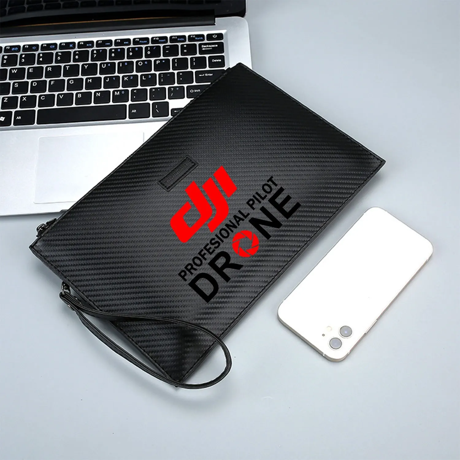 Logotipo rojo con diseño de apertura Bolso de hombre de PU estampado elegante, moderno y práctico para llevar todos los días