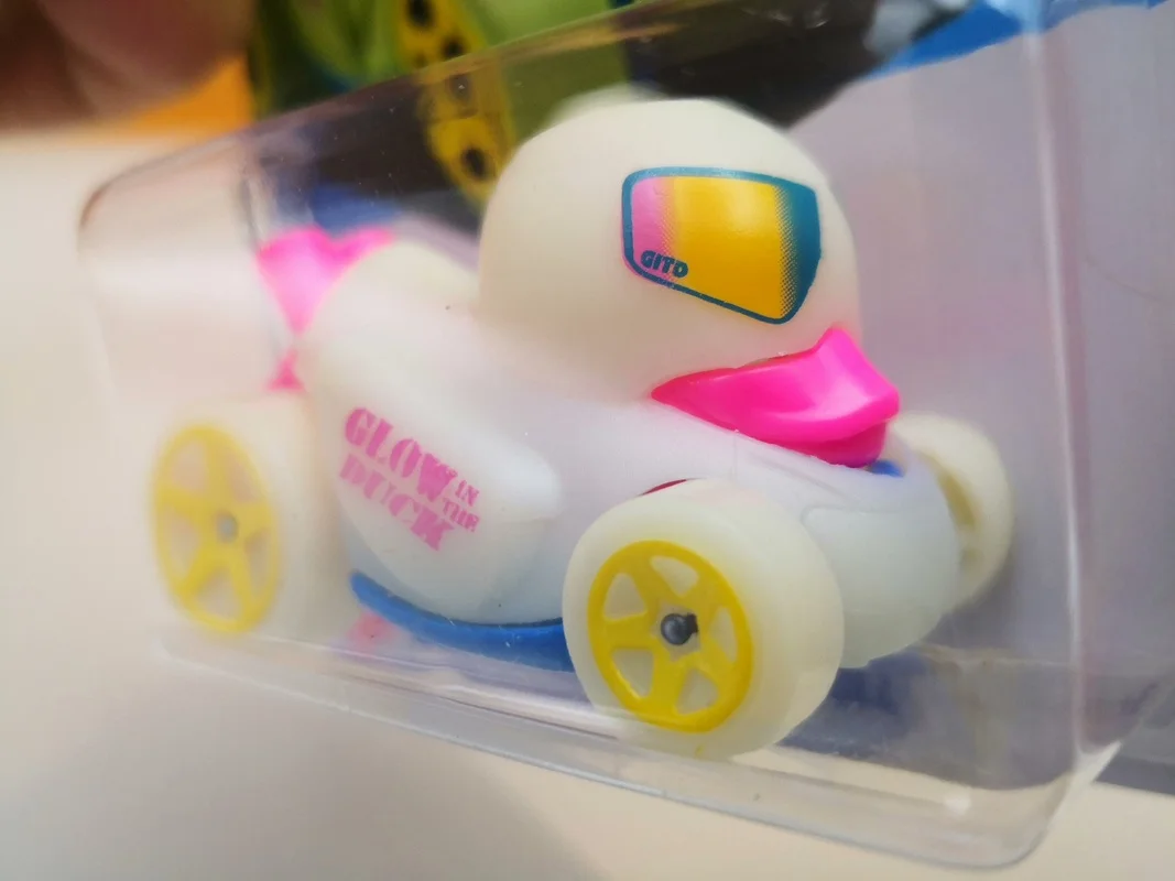 Autentico Mattel Hot Wheels Auto Modello di Auto Luce Notturna Anatra Giocattolo Auto Giocattolo Inerziale In Metallo Pressofuso Modello Raccogliere Veicoli Giocattolo C4982