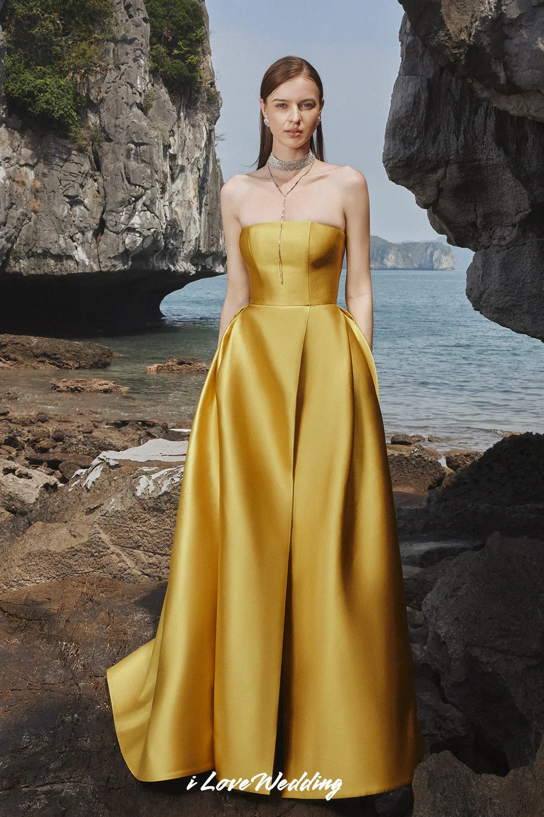 Złote suknie wieczorowe bez ramiączek 2025 satynowe bez rękawów, bez pleców, linia A, plisowane, rozcięcie do podłogi, sukienka dla gościa weselnego dostosowane