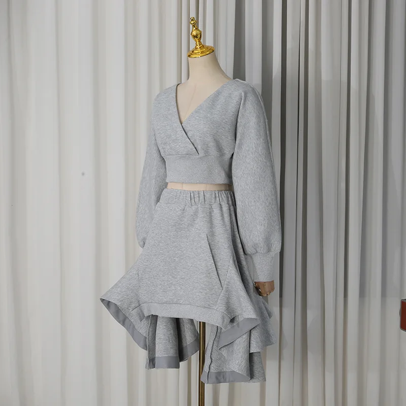 HKSH Women Casual Set Stylish V-Neck Long-sleeved Expose Waist Short Sweatshirt Trend Patchwork Design High Street Skirt HK28165
