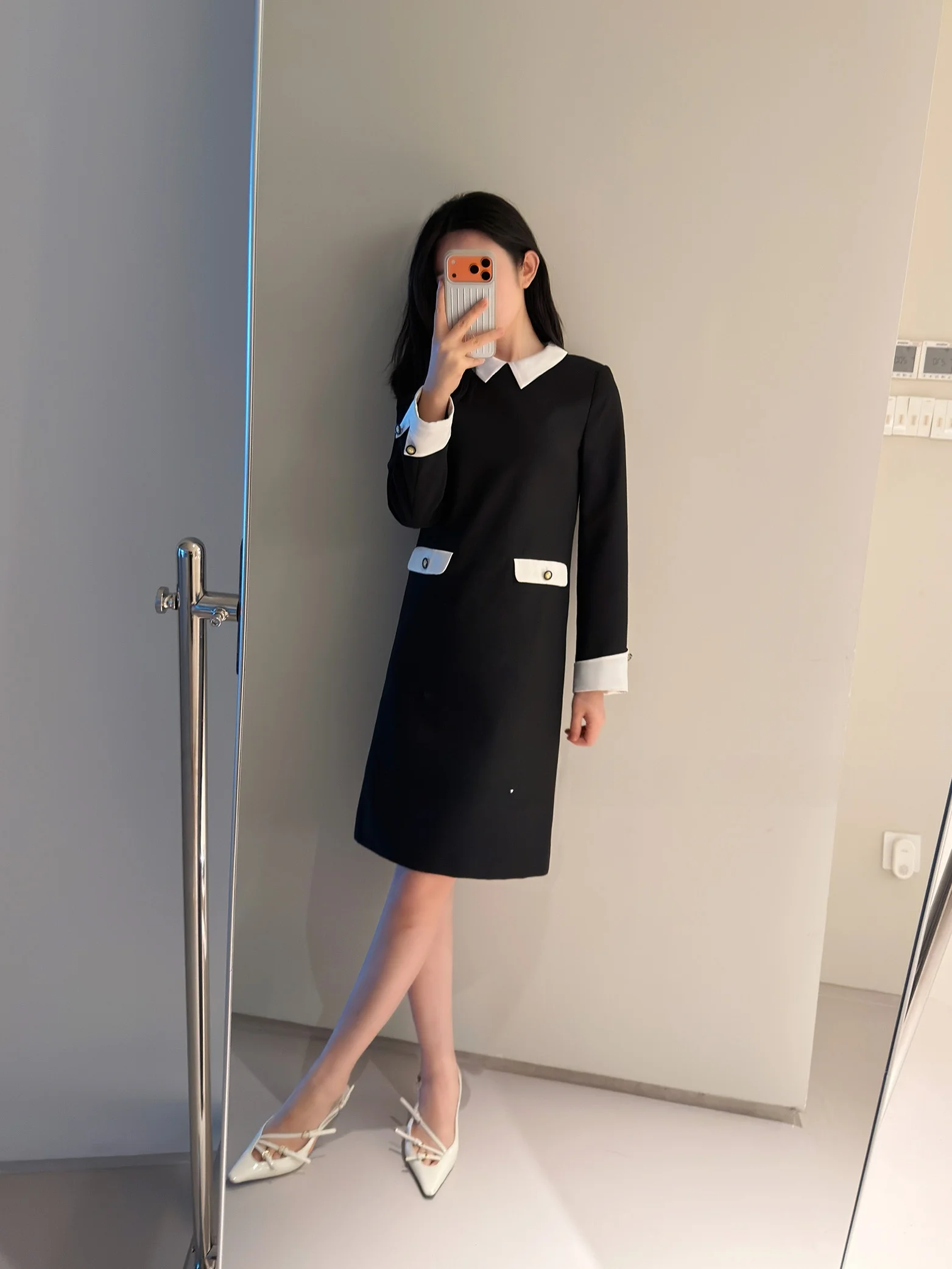 Vestido Jiaoyang Clásico de Doble Uso en Camelia Negro y Blanco, Tejido Fino de Lana y Seda Satinada, Elegante Falda Línea A, Manga Larga, Cremallera Trasera