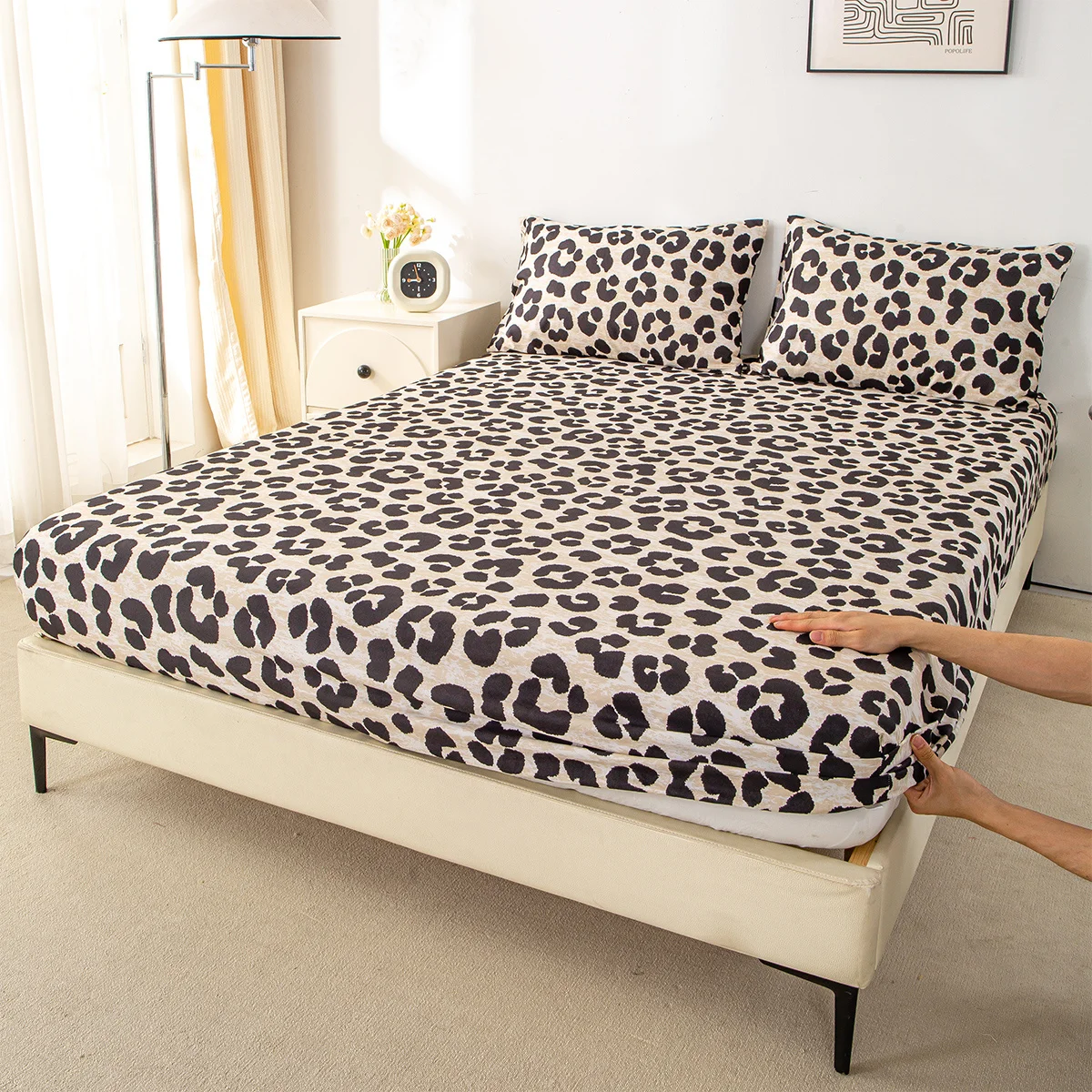 Fashionable leopard print mattress protector made of breathable polyester material (includes 1 fitted sheet + 2 pillowcases). Mattress protector, fitted sheet style with elastic edges, protective cover, mattress cover, fitted sheet bedding, Christmas-themed bedding
