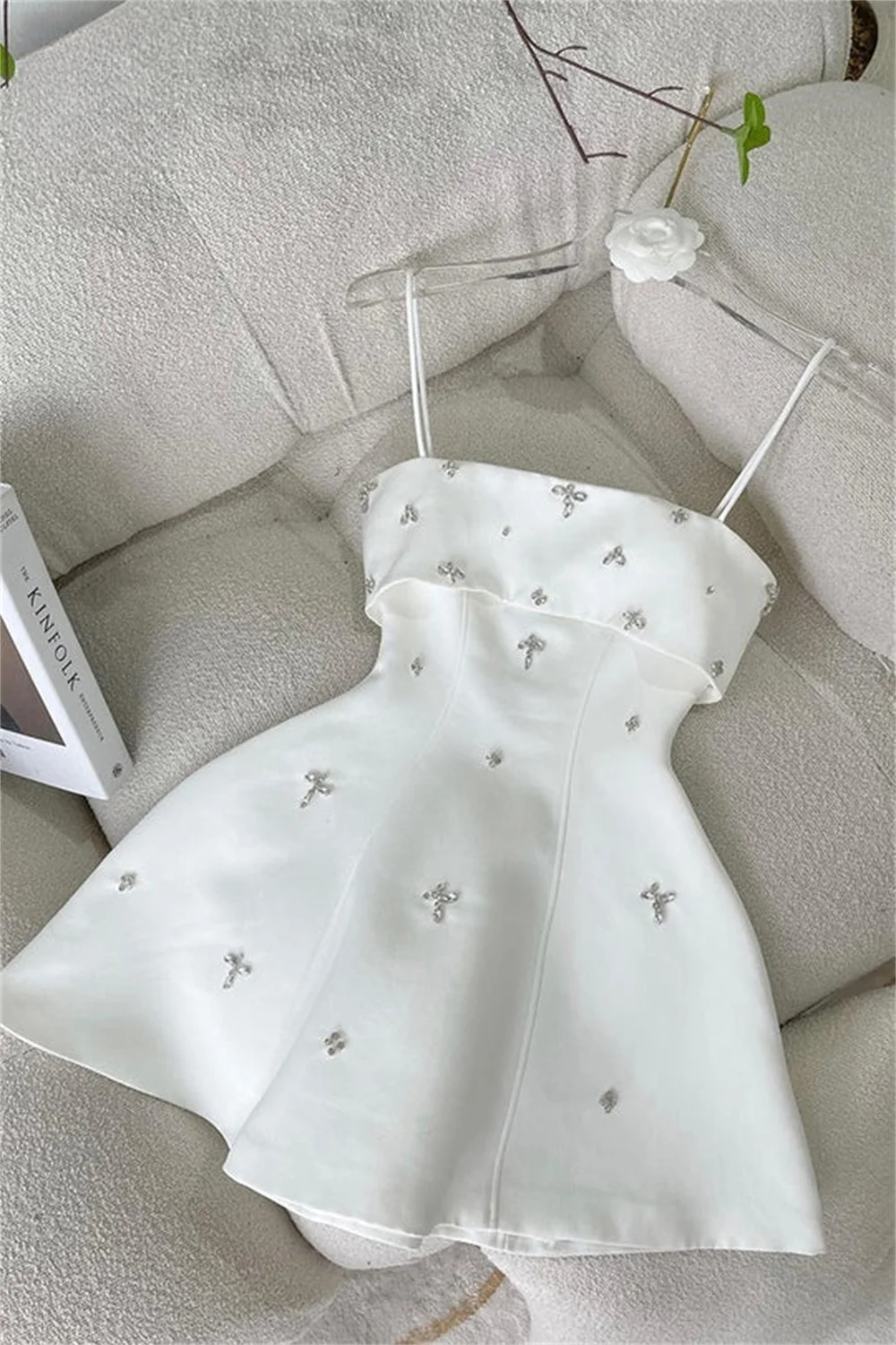 Bella White Satin Mini robes de soirée Beading Appliques Elegant Sleeveless Prom Dresses Spaghetti Strap Short Wedding Dress