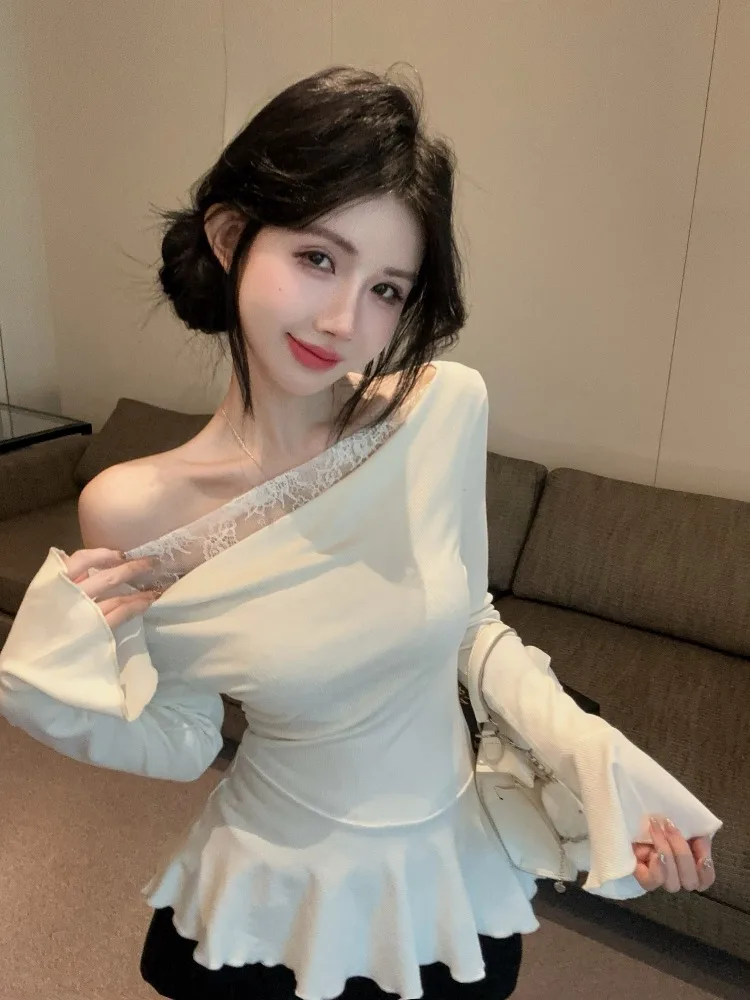 

Elegant Pure Desire Lace Long Sleeve Women's T-shirt Slim Fit Autumn Top with Gauze Hemline Commute Style Winter Ready
