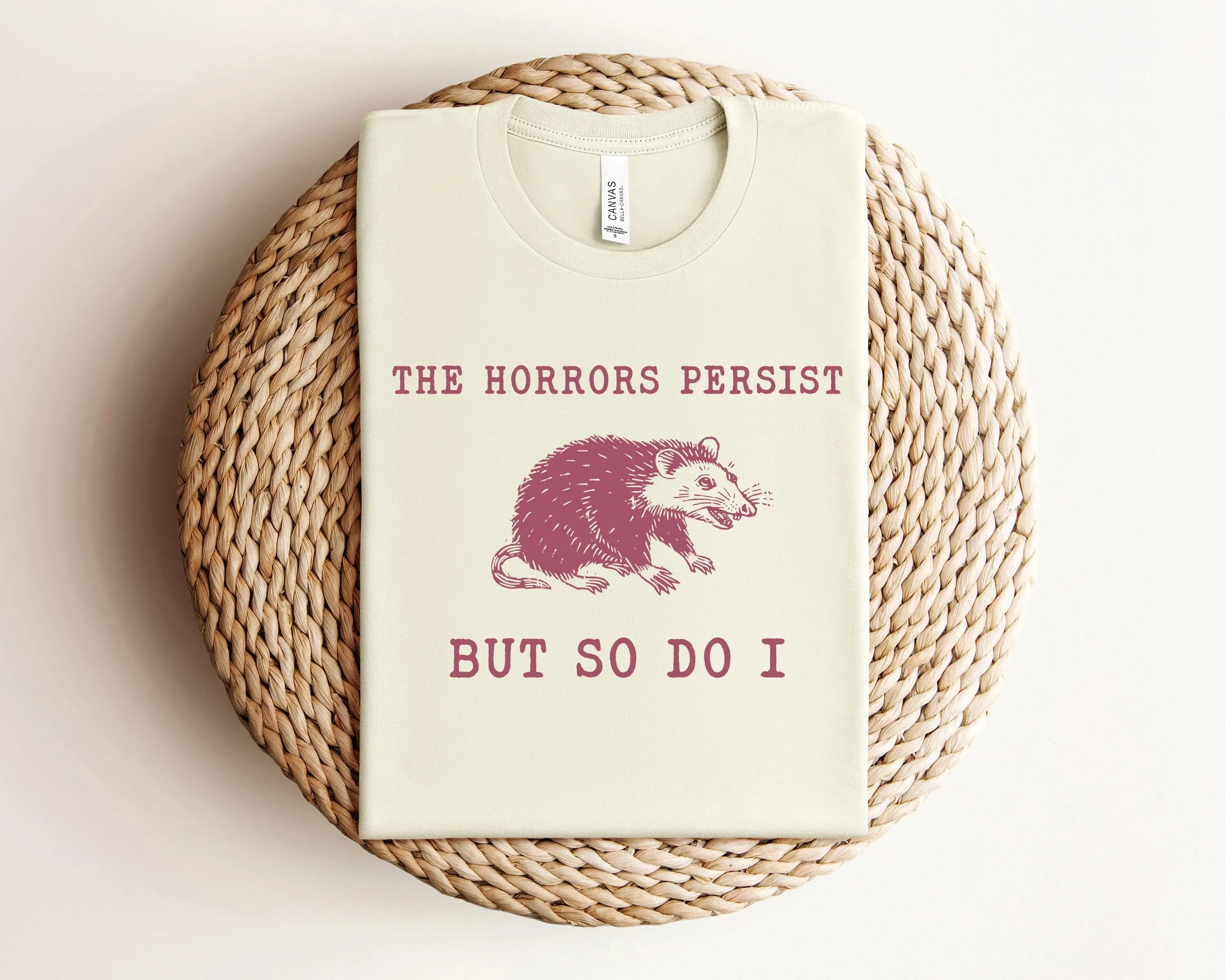 Les horreurs persistent, mais moi aussi - T-shirt sarcastique, humoristique, sur la santé mentale, avec motif raton laveur, RM 350
