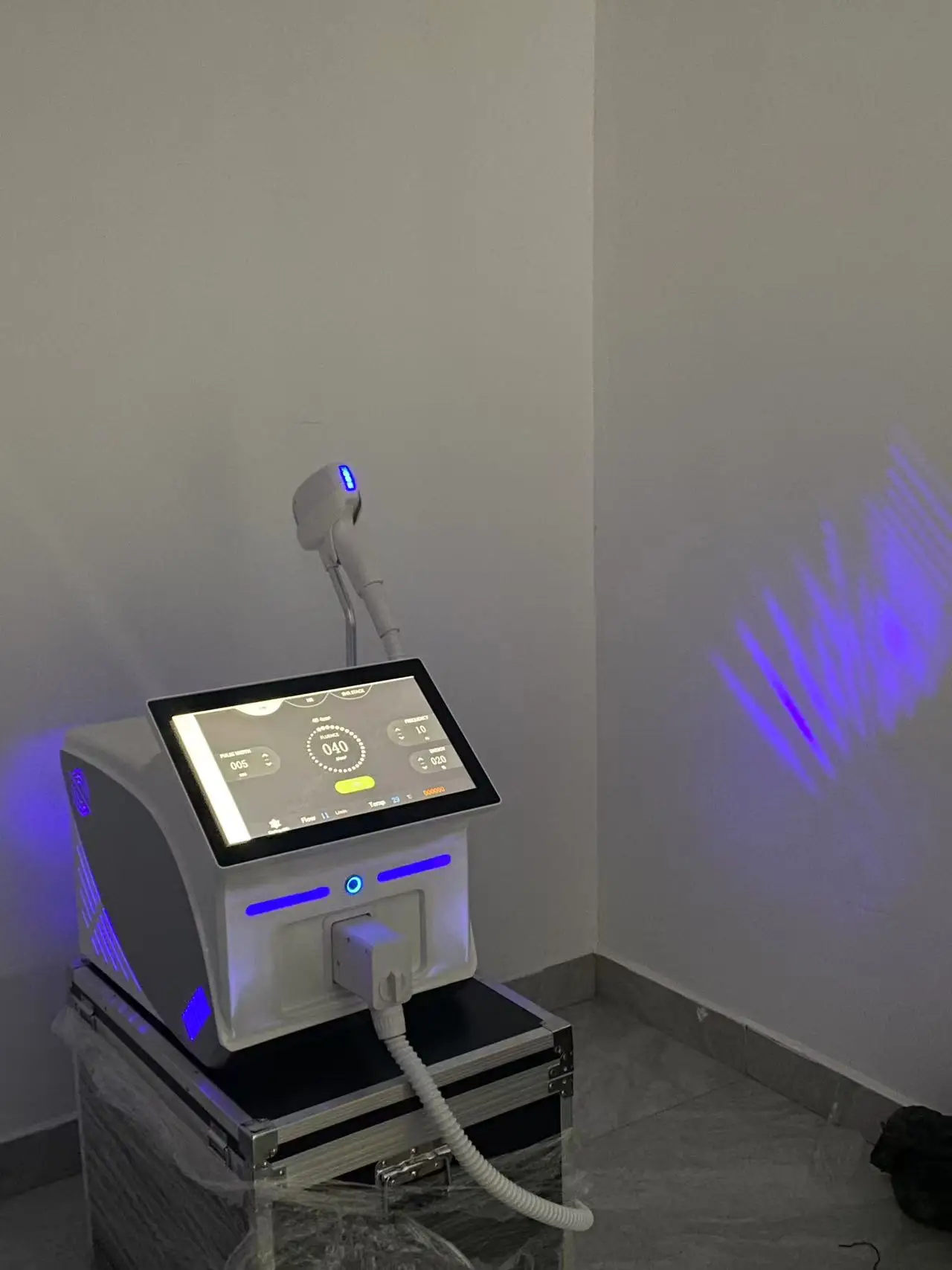 2025 آلة ليزر ديود احترافية قوية 4000 واط الكسندريت البلاتين إزالة الشعر بالليزر الجليد 4 أطوال موجية إعادة الشعر الدائم