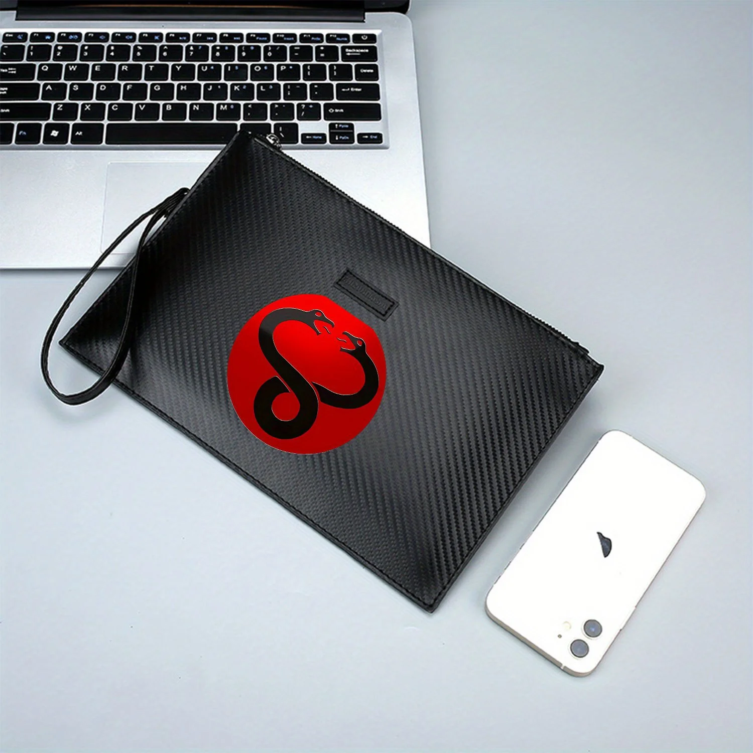 กระเป๋าถือผู้ชายลายพิมพ์ PU ดีไซน์วงกลมสมมาตรลายหัวงู ทันสมัยและใช้งานได้จริงสำหรับการพกพาในชีวิตประจำวัน