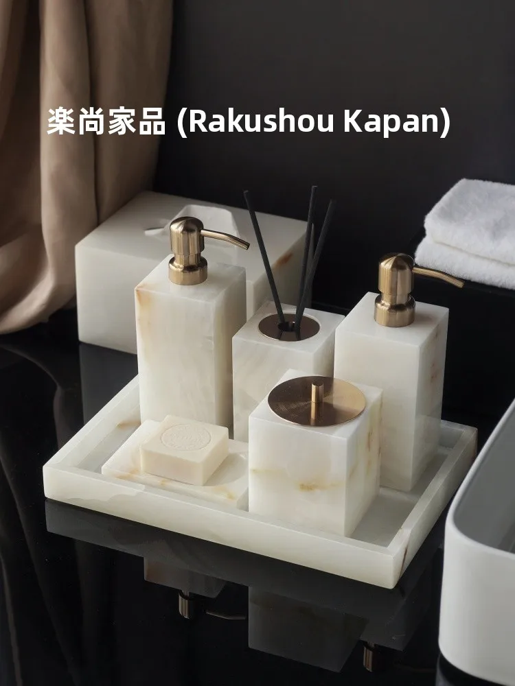 

Набор аксессуаров для ванной из белого мрамора: диспенсер для туалетной бумаги, держатель для жидкого мыла, стакан для зубных щеток, чаша для умывания.