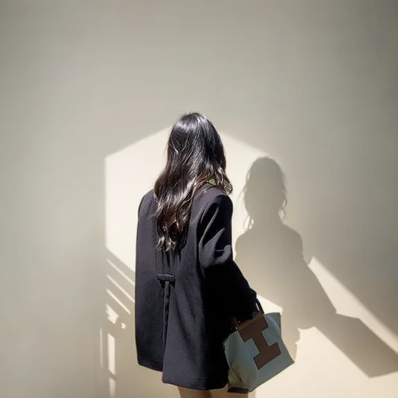 

Женский пиджак из поплина, укороченный, в испанском стиле, с потайной застежкой на крючках, без лацканов, с чистым минималистичным дизайном, элегантный, простой, дышащий, эластичный.