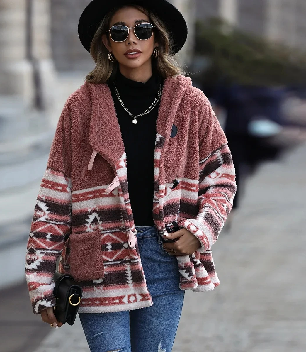 

Повседневная женская шерстяная куртка средней длины с капюшоном и длинными рукавами в клетку с роговими пуговицами