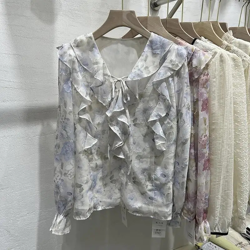 Blusa floral com cordões para mulheres, decote em v, babados, estilo europeu, moda francesa, redução de idade, nova, primavera e verão, 2024