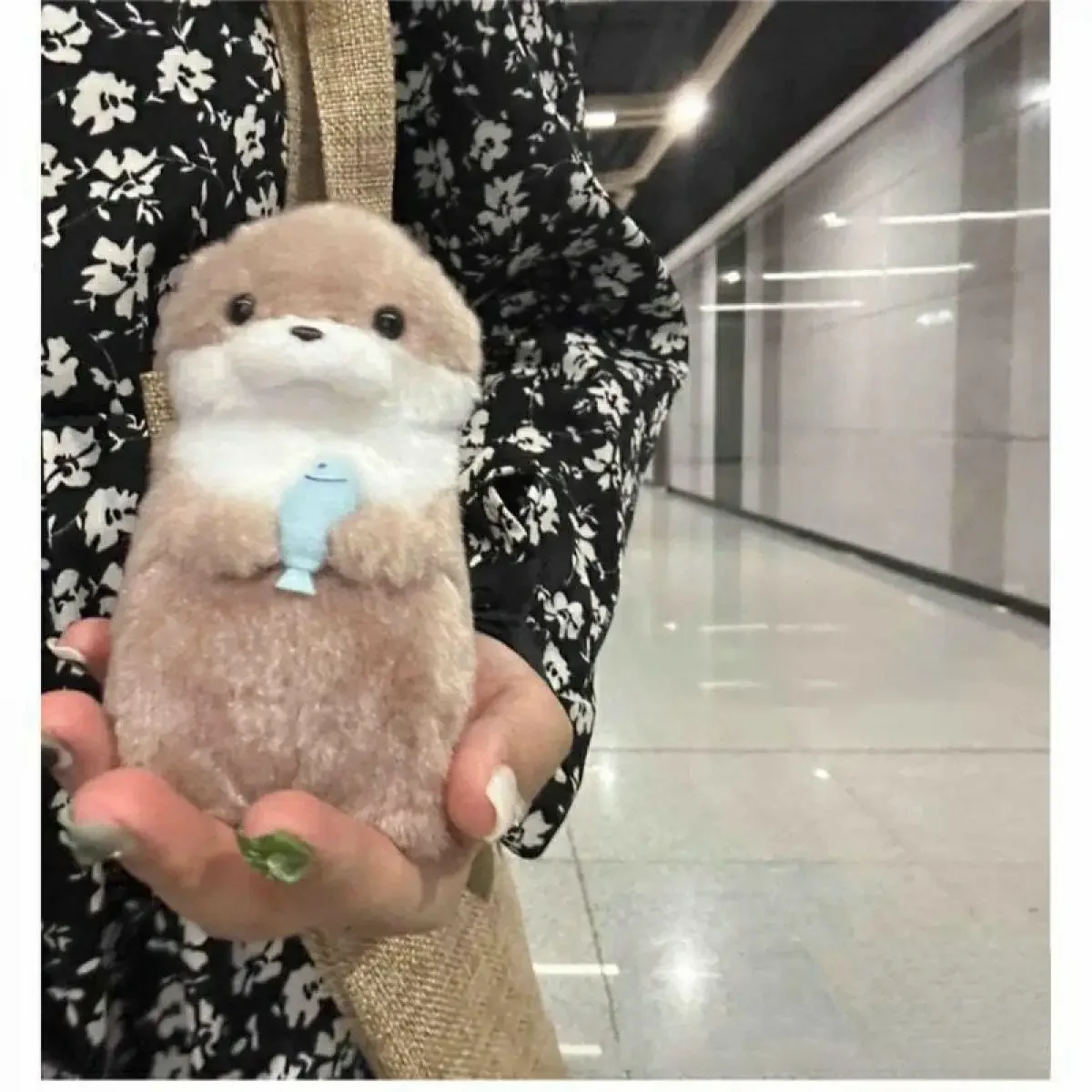 Lindo pequeño nutria abrazo pez muñeco de peluche colgante muñeca regalo Linda chica corazón llavero colgante regalo creativo