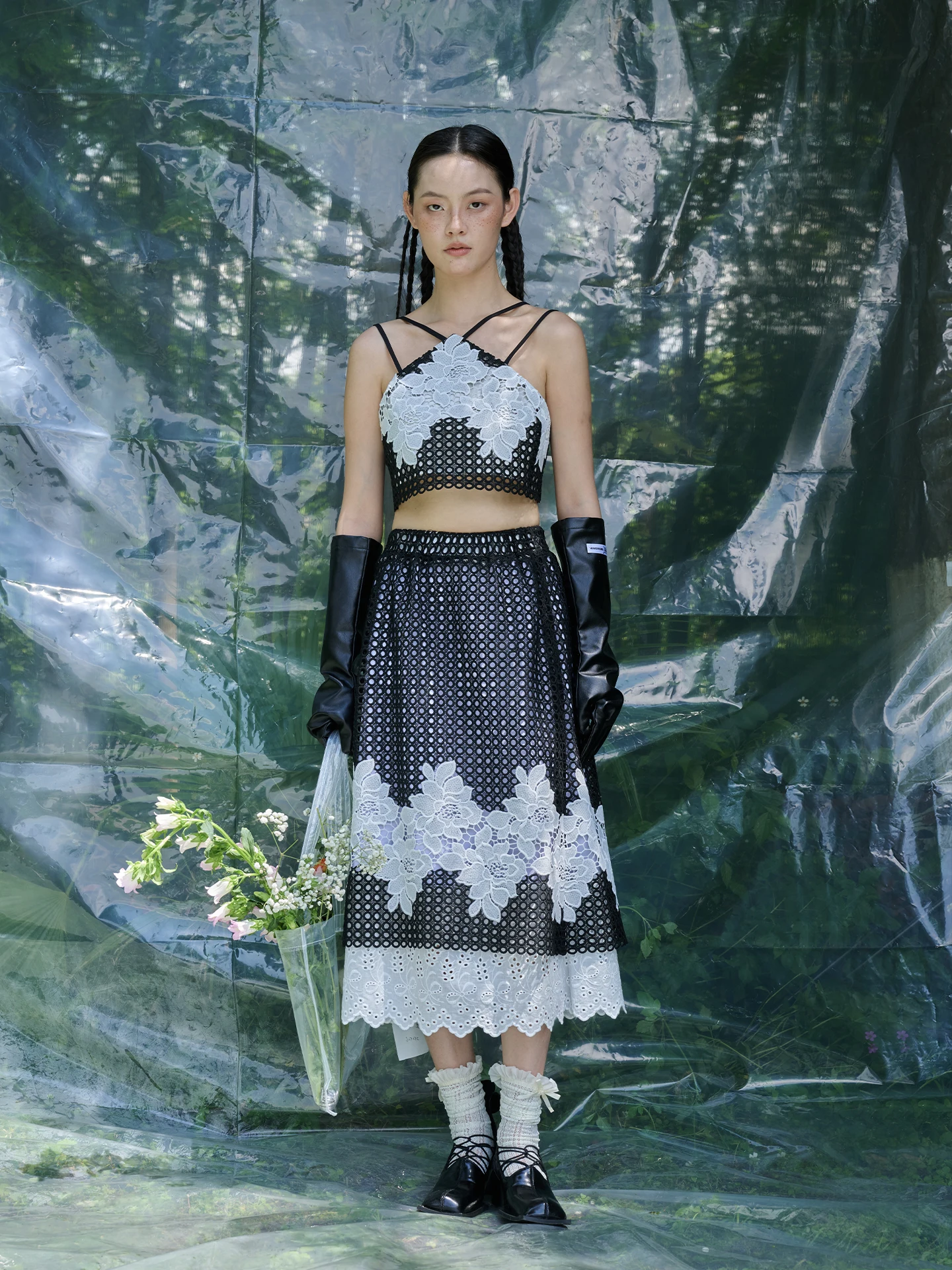 

Модный сексуальный кружевной топ с цветочным узором и открытыми плечами, женский летний топ оригинального дизайна с вырезами, безрукавка