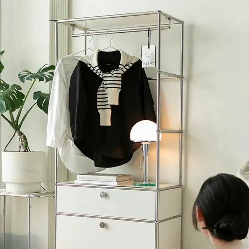 Weißer Kleiderständer für den Laden, ästhetische Aufbewahrung, mobile Kleiderständer für das Wohnzimmer, Hotel-Designer-Kleiderständer für die Wandmontage, Wohnmöbel