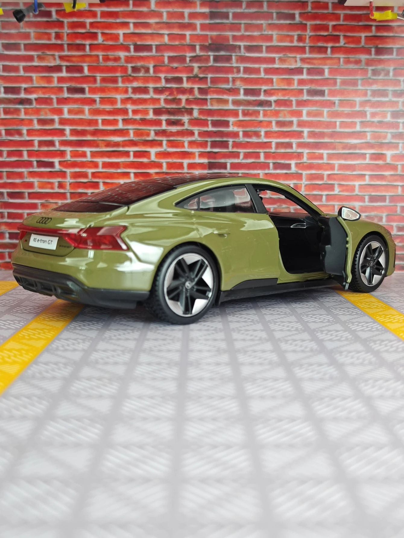 1:25 أودي e-tron GT2022 نموذج سيارة مصنوع من خليط معدني تفاصيل غنية وصناعة متقنة يمكن تقديمها كهدية عيد ميلاد للأصدقاء