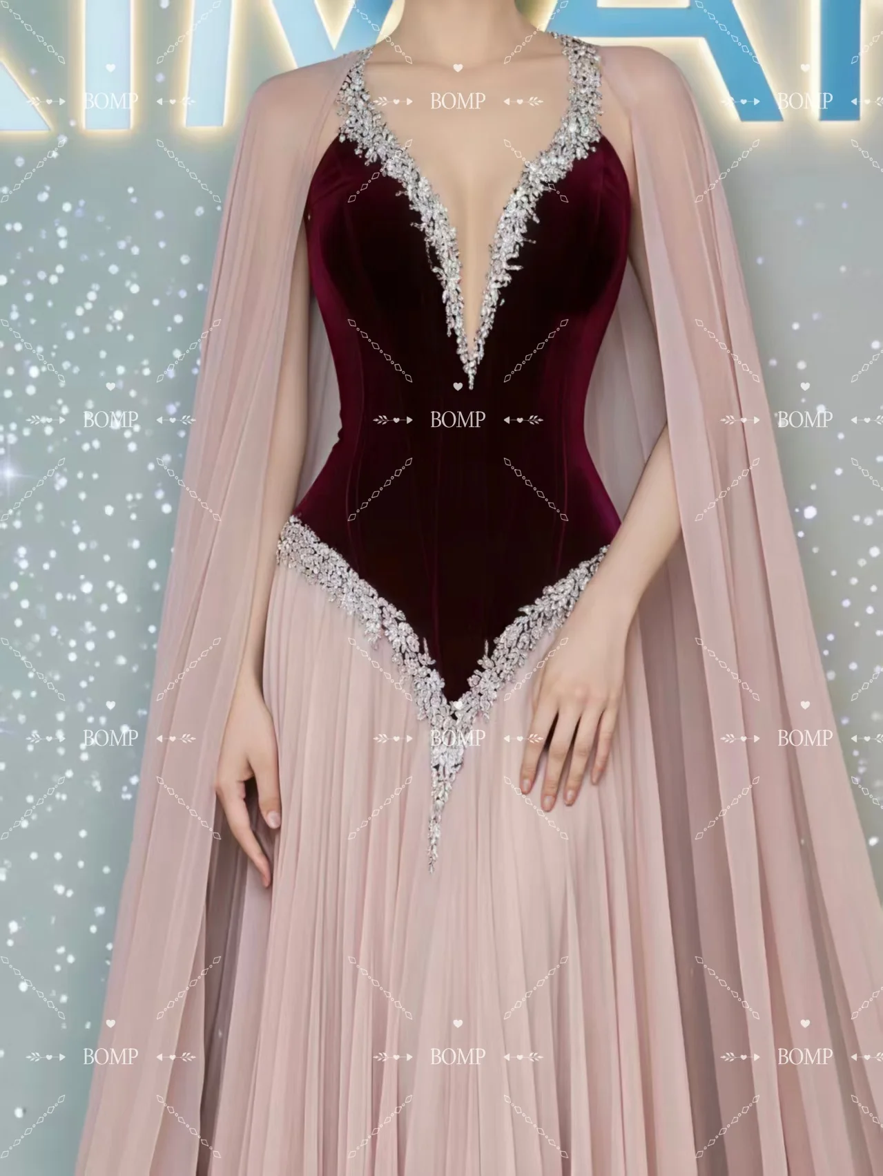 BOMP فستان سهرة فاخر مطرز بالخرز عميق على شكل حرف v كيب ثنيات على شكل حرف a شيفون أحمر الخدود فستان حفلات نسائي مخصص فساتين سهرة