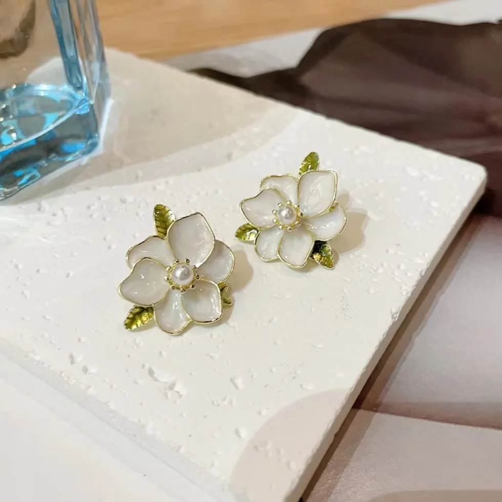 موضة جديدة أقراط زهرة بيضاء للنساء حفلة أنيقة المينا النفط الورقة الخضراء تتفتح الغردينيا وأقراط مجوهرات البتلة #6