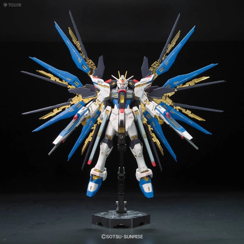 BANDAI Original Real Grade Series 14 Strike Freedom Gundam Anime Action Figure Assembly Ornament Model Toys Collectible Model
