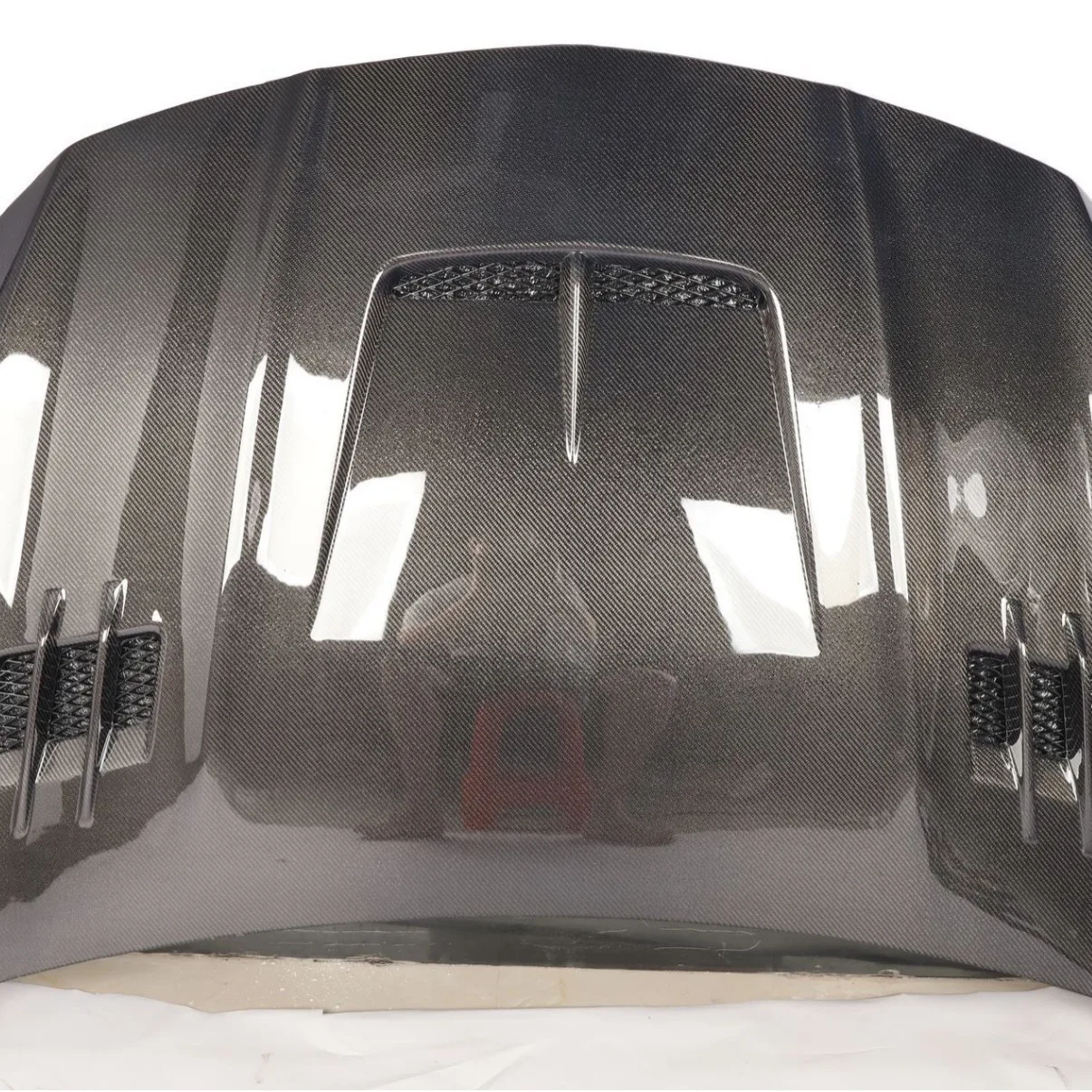 

Suitable for Mercedes-Benz CLA W117 Sport Edition, carbon fiber bright black three-hole cover, carbon fiber hood