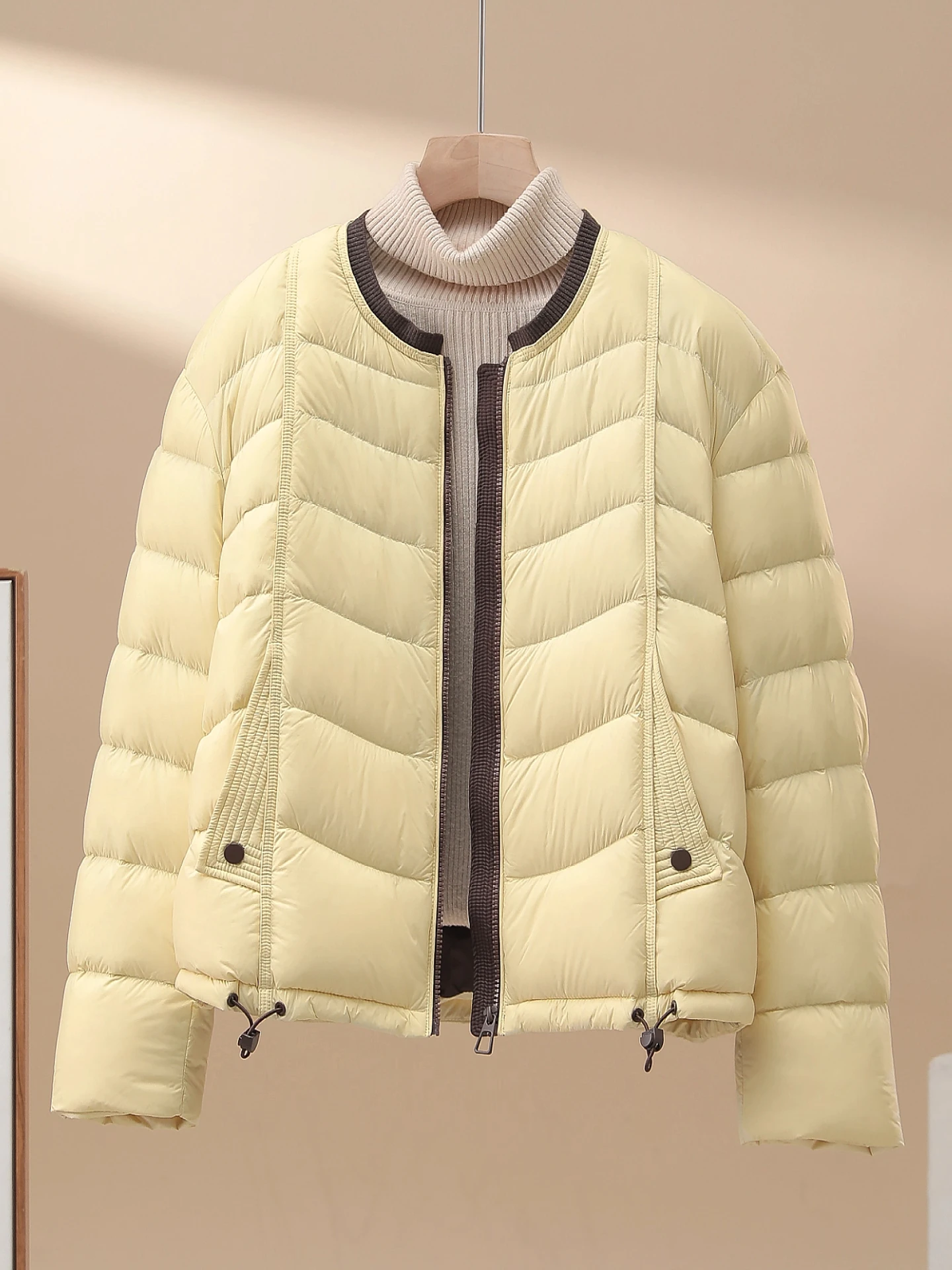 

Легкая белая женская пуховая куртка свободного кроя с модным цветовым блоком, осенне-зимняя новинка, теплая верхняя одежда