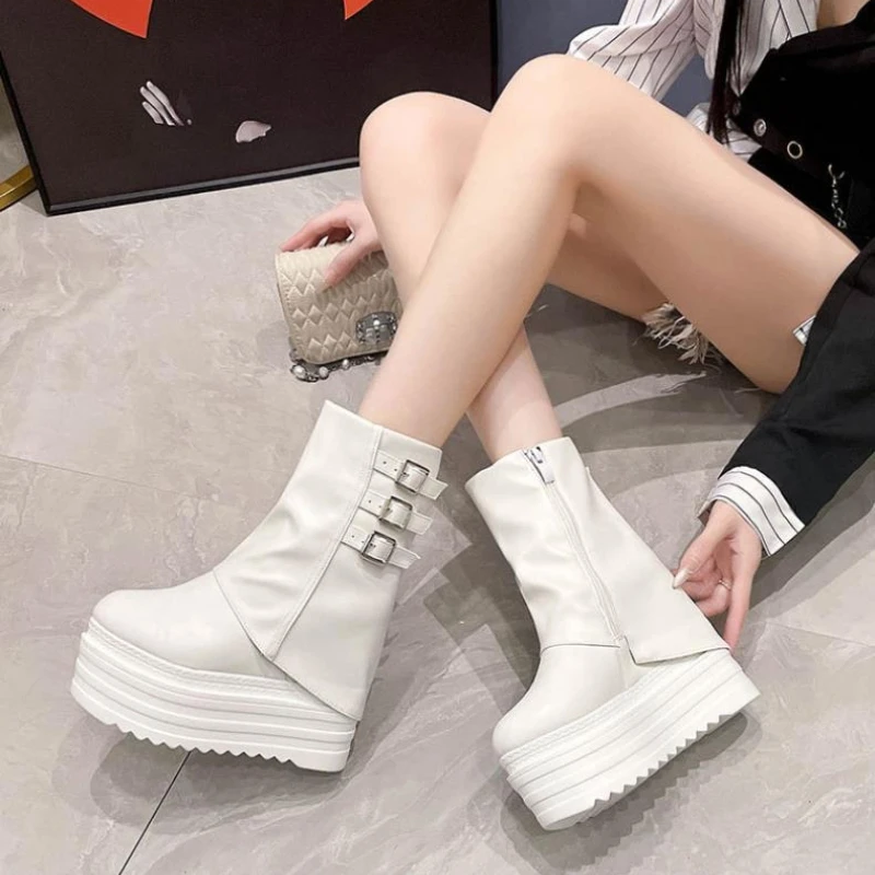 2025 الخريف الشتاء أحذية بوت قصيرة للسيدات 13 سنتيمتر الارتفاع زيادة كعب أحذية الشارع سلسلة أحذية نسائية عصرية أحذية قابلة للطي