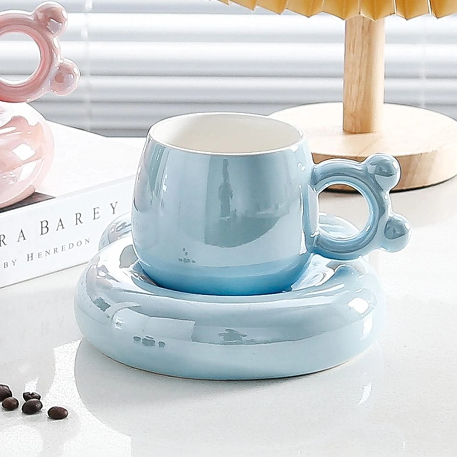 

Add a touch of sophistication to your morning routine with this elegant and stylish ceramic mug set. Featuring a unique handle a