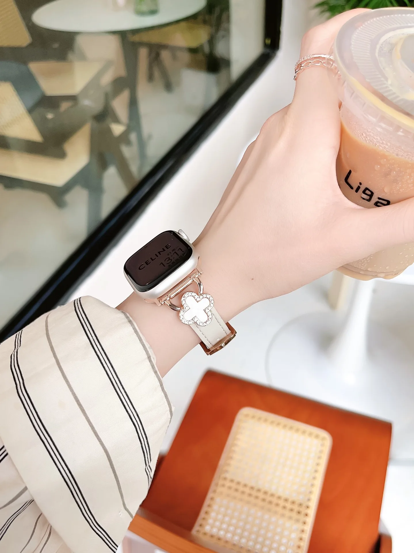 Metal Leather crocodile pattern Strap for Apple Watch Band 40mm 41mm 42mm 44mm 45mm 38 49mm Women Wristband for Apple 8 7 6 5 4