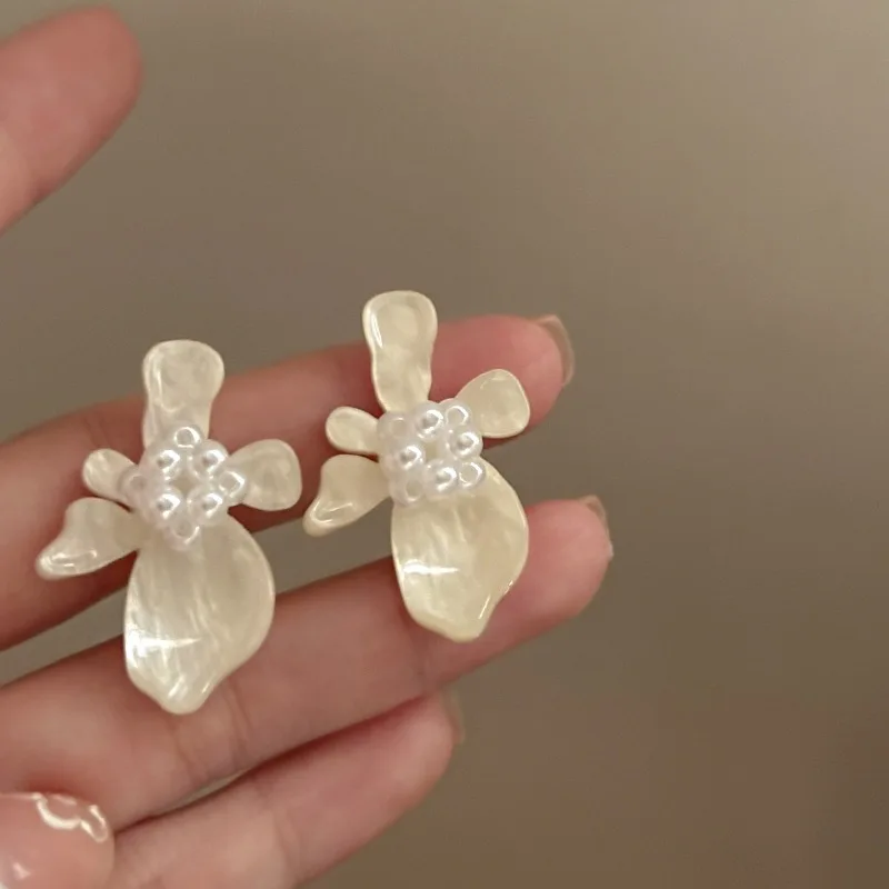 French Vintage Pearl Acrylic Flower Earrings Ethereal Premium Designer Chic for Women Daily Work Party Elegant Versatile Jewelry