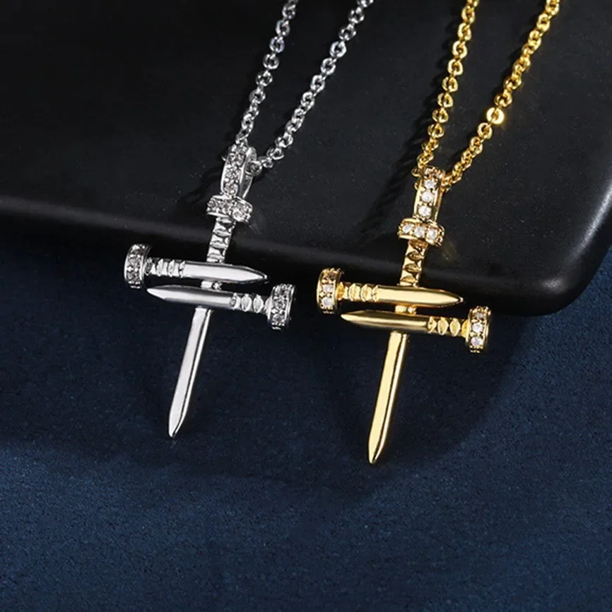 Простое ожерелье с подвеской в виде ногтей на ключице, инкрустированное медью и цирконом.