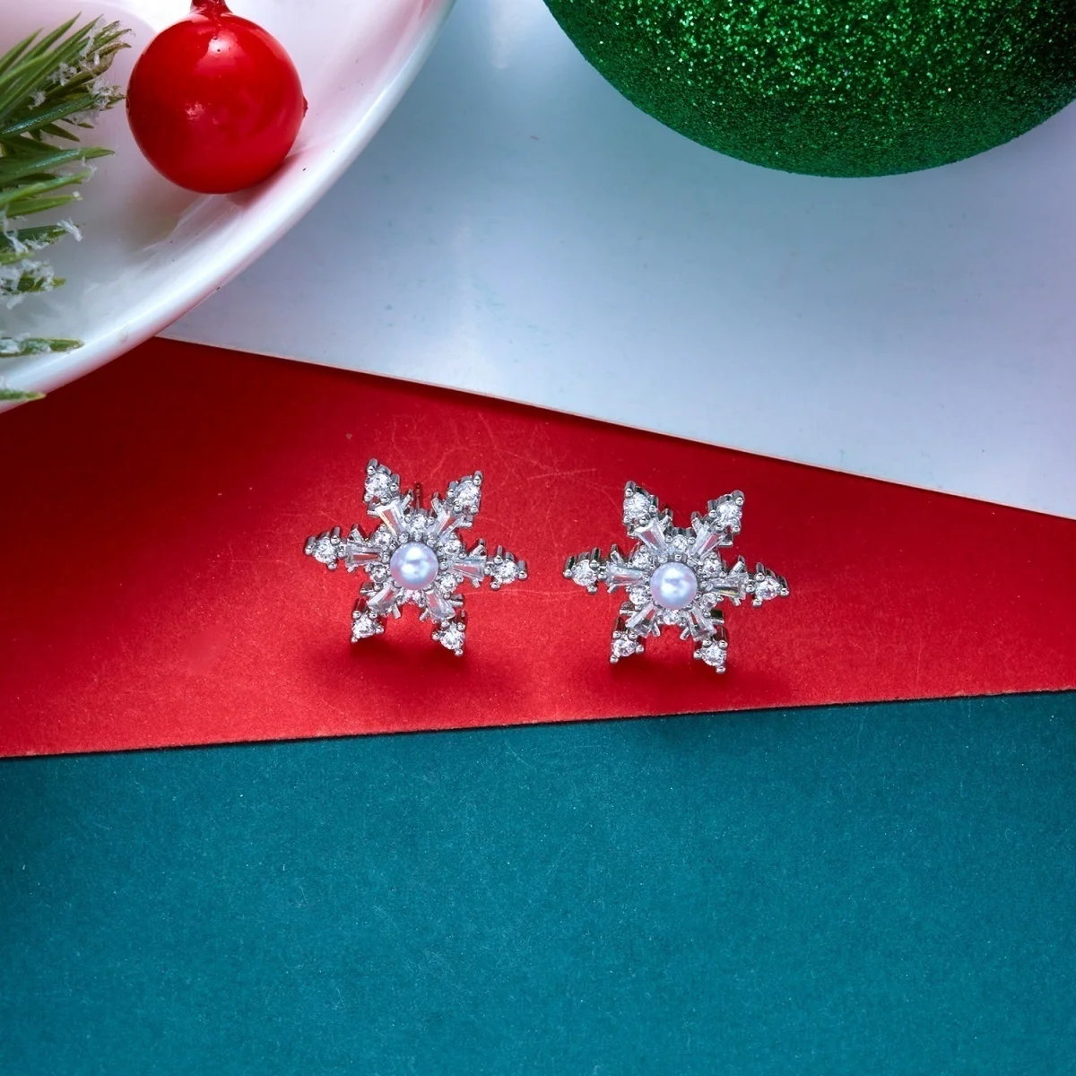 Weihnachtliche funkelnde Strass-Ohrringe mit simulierten Perlen und Schneeflocken für Damen, Neujahrsparty, Schneeflocken-Ohrringe, Feiertagsschmuck – Detail 27