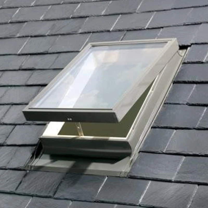 

Электрический алюминиевый световой люк со встроенными затеняющими жалюзи, автоматическим управлением светом и датчиками дождя.