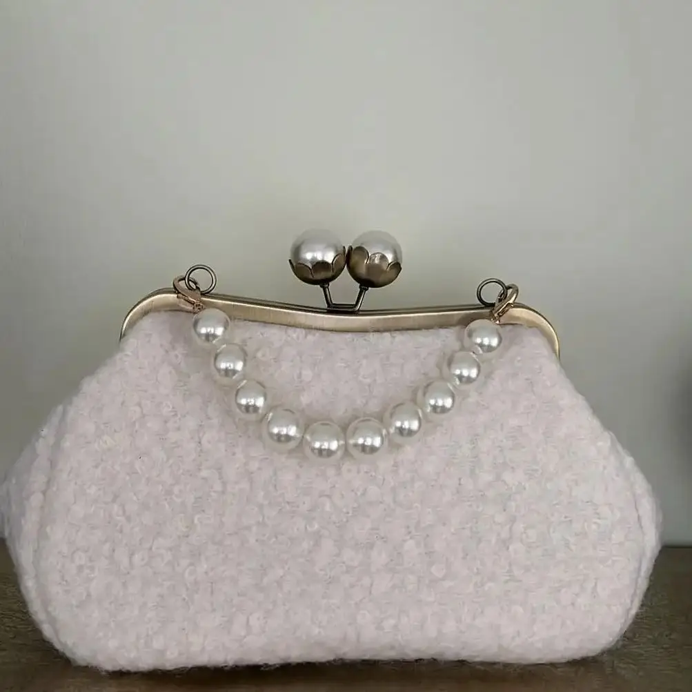 

Lost in Vintage Puffy Sheep Bag Kisslock Bags Fluffy Fabric Big Purse Bags Frame Evening Clutch Detachable Chain 33x23x10cm