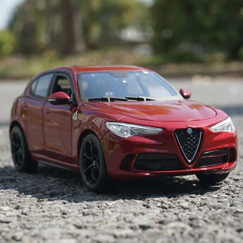 Bburago 1:24 Alfa Romeo Stelvio SUV Model Mobil Aloi Diecast Mainan Logam Kendaraan Off-Road Model Mobil Koleksi Simulasi Hadiah Anak-anak
