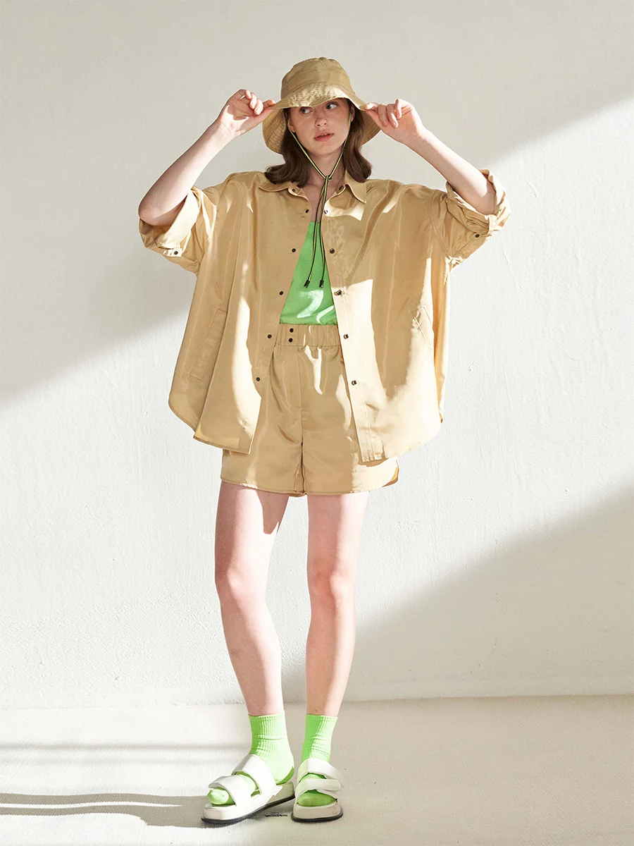 

Комплект верхней одежды Outdoor Series Khaki Glossy: пальто и куртка свободного кроя из полиэстера от Independent CUISUYUN