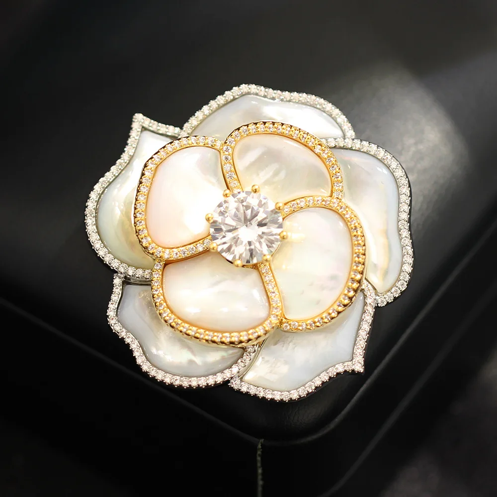 

Heavy Industry Micro-inlaid Zircon Natural Fritillaria Camellia Brooches Elegant Design High-end Accessories Pin for Women Gift