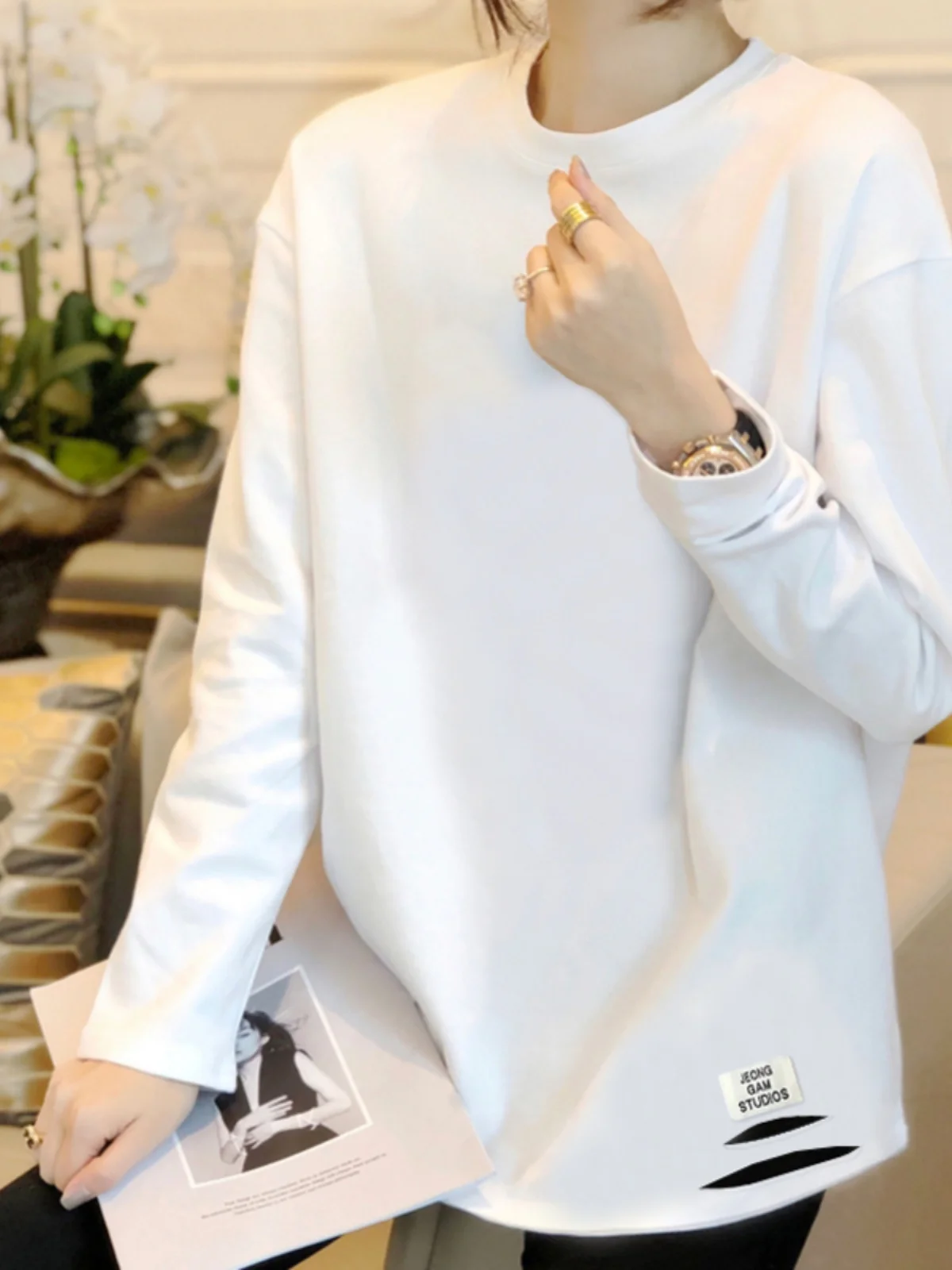 เสื้อยืดไซส์ใหญ่สำหรับผู้หญิง แขนยาว สไตล์ยุโรป แบบเจาะรู ใส่เป็นเสื้อตัวใน ฤดูใบไม้ผลิ ฤดูใบไม้ร่วง ทรงหลวม ปิดสะโพก