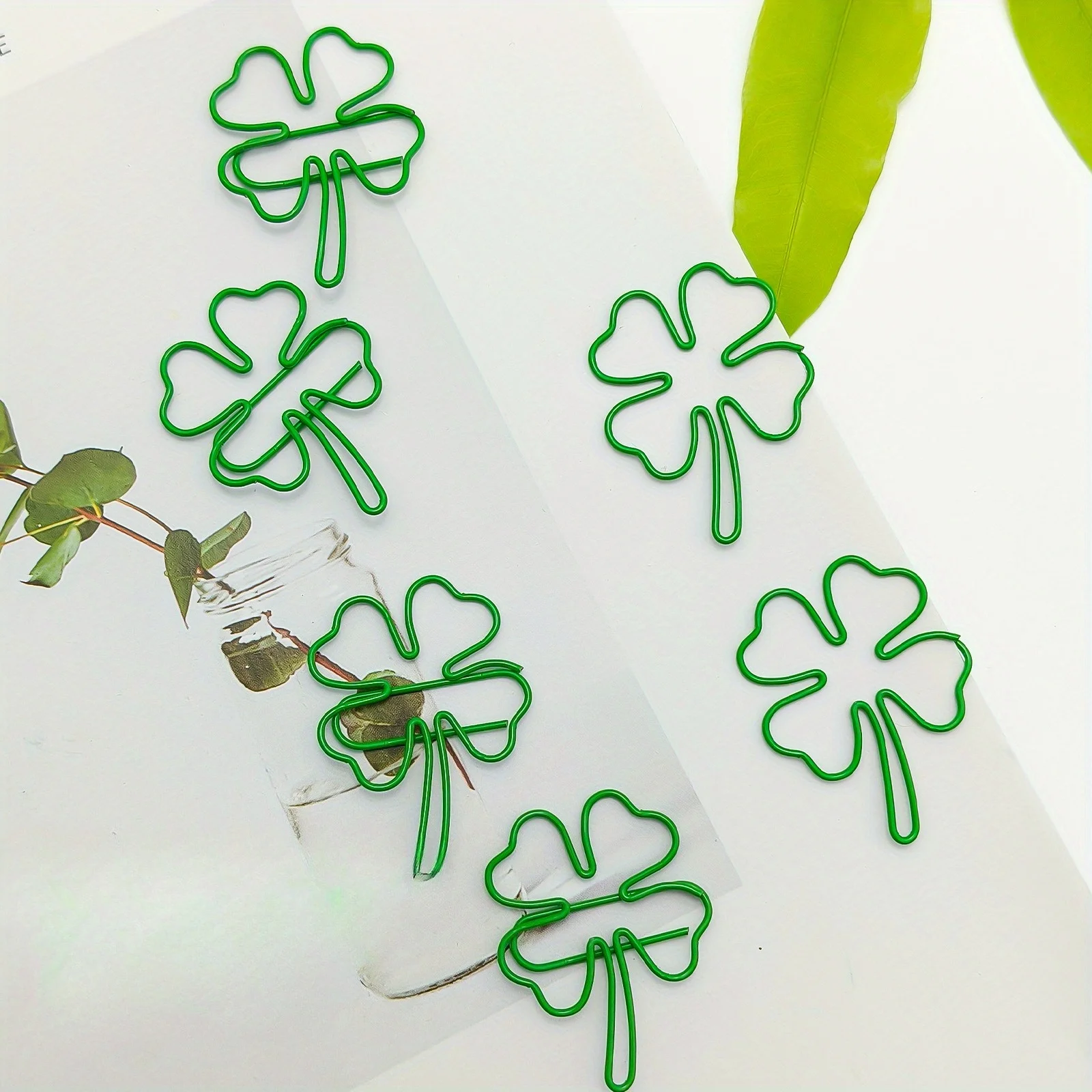 행운의 녹색 네잎 클로버 금속 클립 - 행운의 부적을 담은 장식용 사무용품, 내구성 있는 금속 바인더 클립