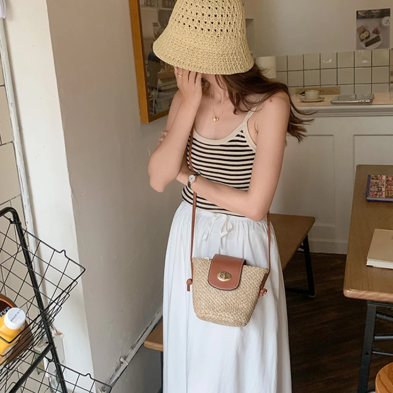 Niche design mini sac femme été 2025 nouvelle mode exquis tissage compact bandoulière ins paille vacances sacs de plage