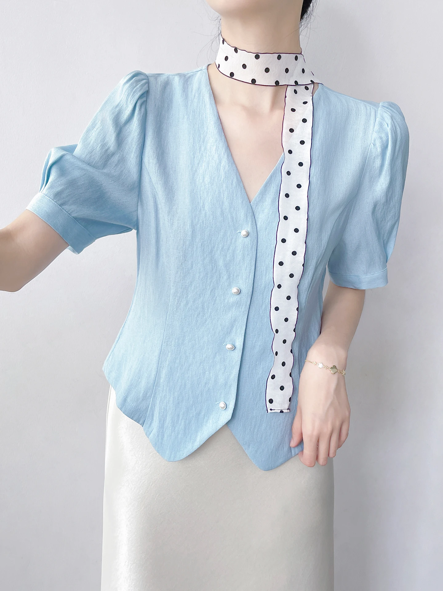 

Корейская женская блузка с V-образным вырезом и коротким рукавом в горошек, летняя новинка, приталенная, синяя, повседневная, для бизнеса