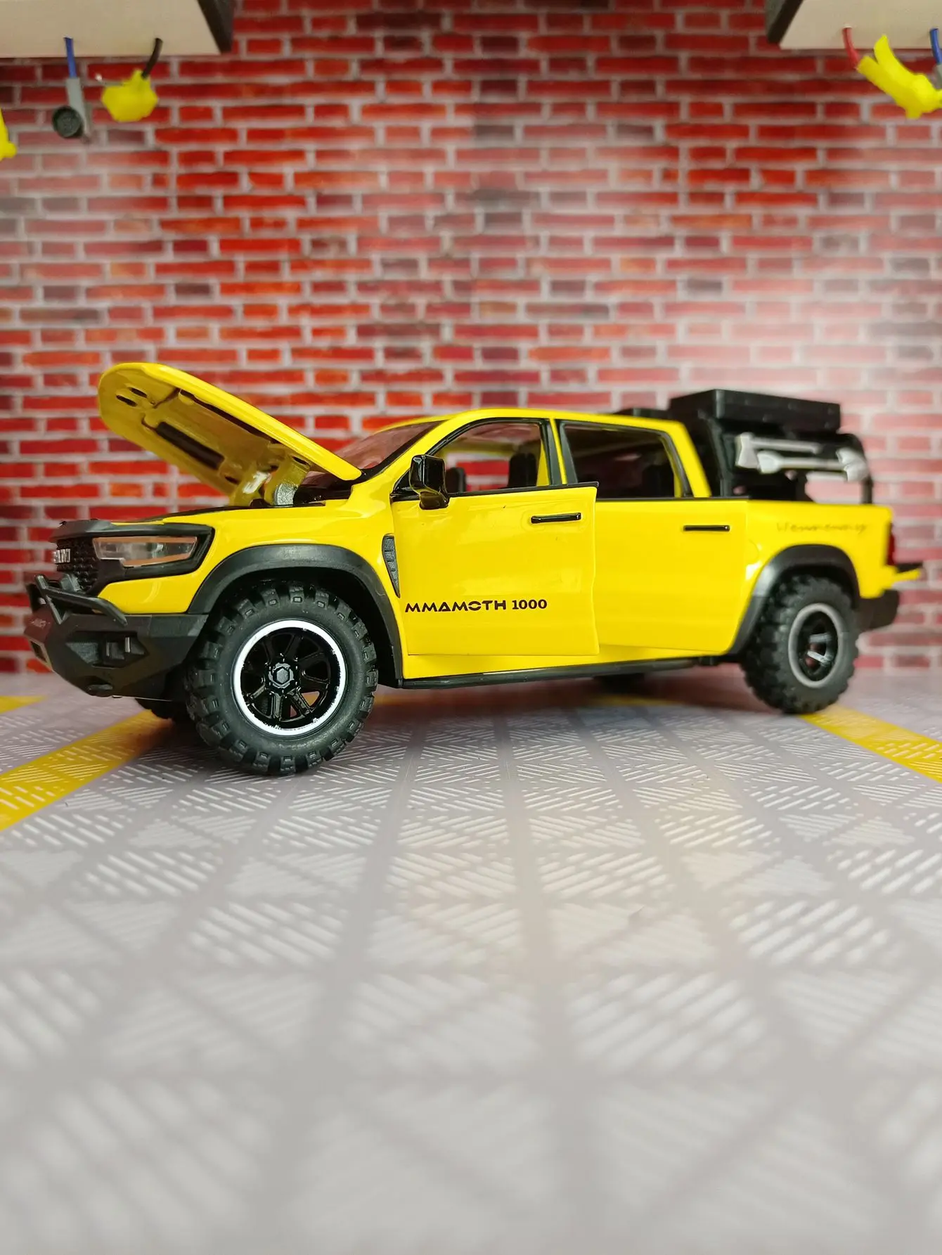 1:32 simulation Dodge pickup alloy car model doors on both sides that can be opened rich in details finely crafted, good quality