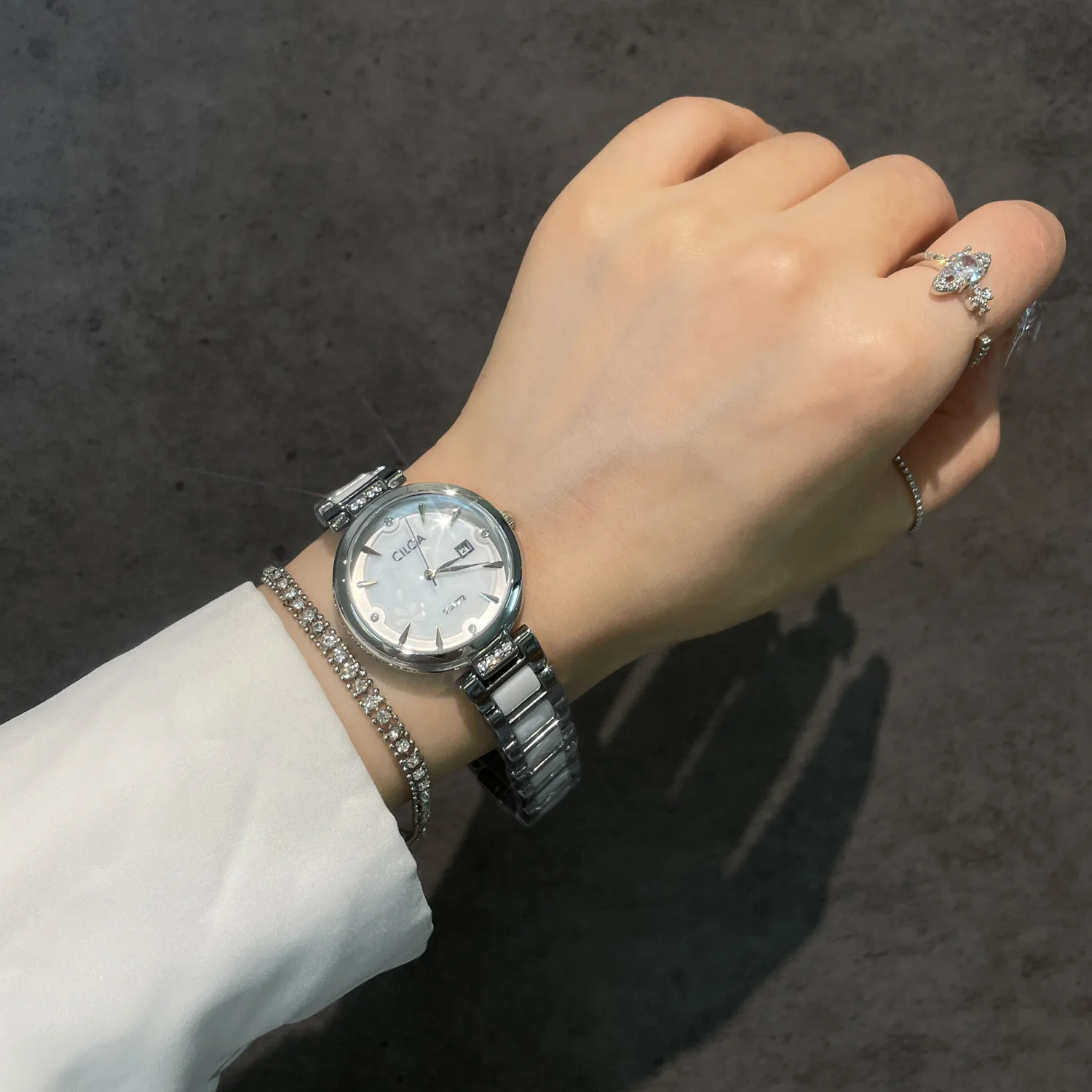 CILOA Elegant Womens Quartz Watch Embossed Floral White Dial Date Window Rhinestone Inlaid Ceramic Steel Mixed Bracelet Daily Wristwatch