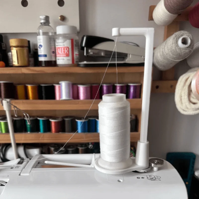 Nähmaschinen-Fadenständer, vertikaler Spulenhalter für große Spulen, Anti-Tangle-Fadenführung, kompatibel mit Haushaltsnähmaschinen