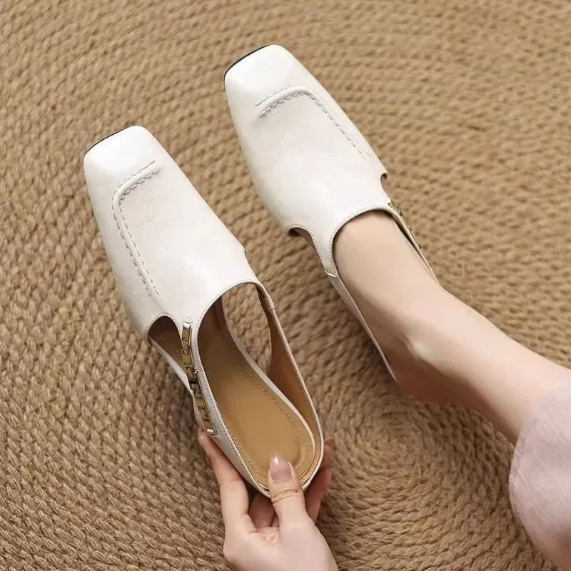 2025 Nuevas sandalias de mujer Baotou de estilo retro, medias zapatillas, punta cuadrada, aumento interior