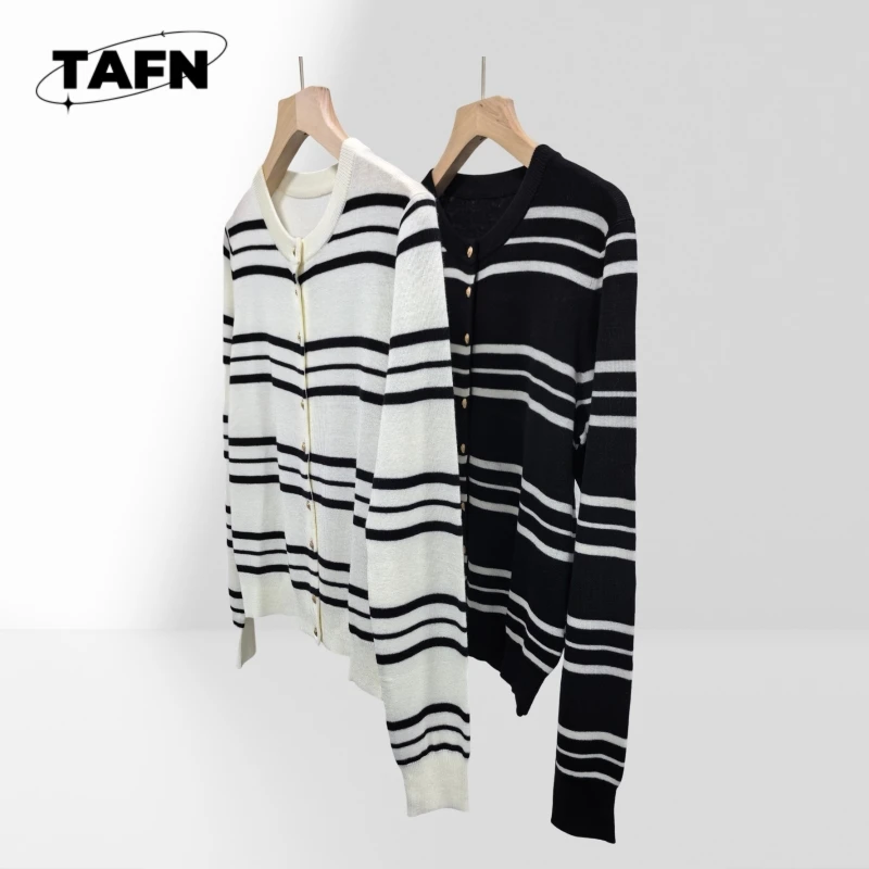 

25 Vintage Cashmere Cardigan – High-Quality Knitwear for Casual Elegance Luxurious Warmth for Casual Settings AH0202